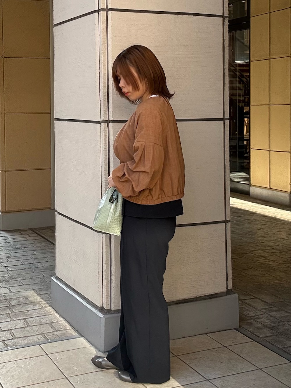 イエロー系のブルゾン、ブルー系のシャツ/ブラウスを着用したレディースの春コーディネートの2枚目の写真