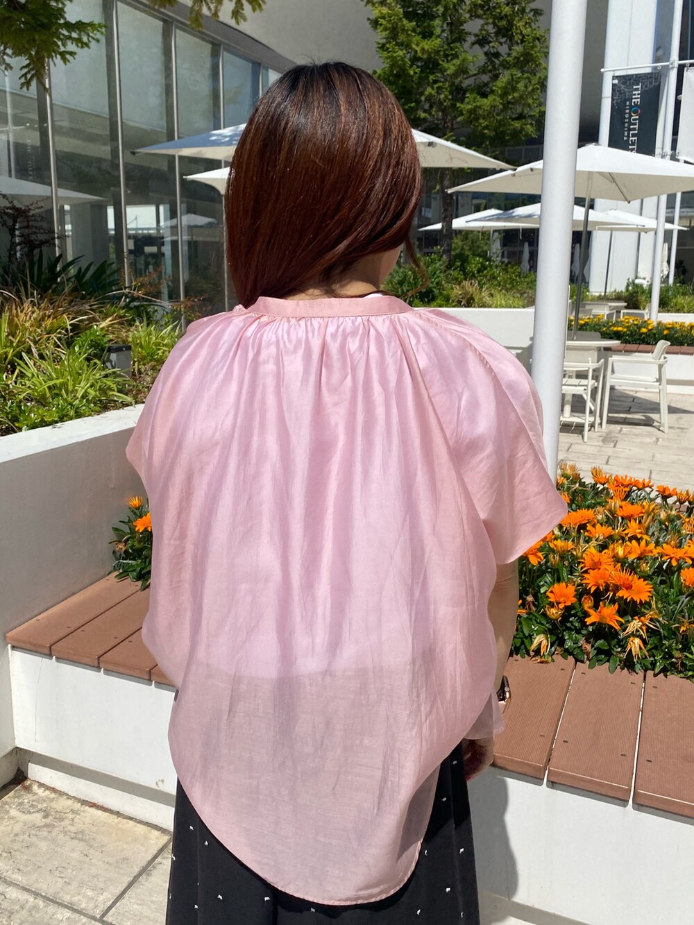 ピンク系のシャツ/ブラウス、ホワイト系のTシャツ/カットソー、ブラック系のスカートを着用したレディースの夏コーディネートの6枚目の写真