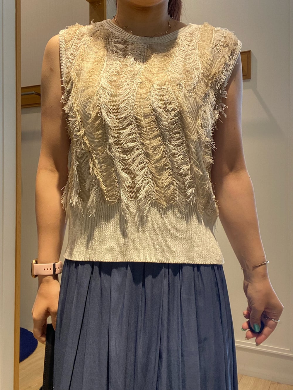 ブルー系のその他パンツ、ベージュ系のニット/セーターを着用したレディースの夏コーディネートの7枚目の写真