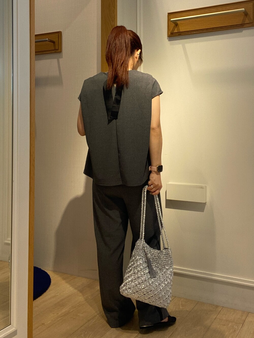 グレー系のシャツ/ブラウスを着用したレディースの夏コーディネートの3枚目の写真