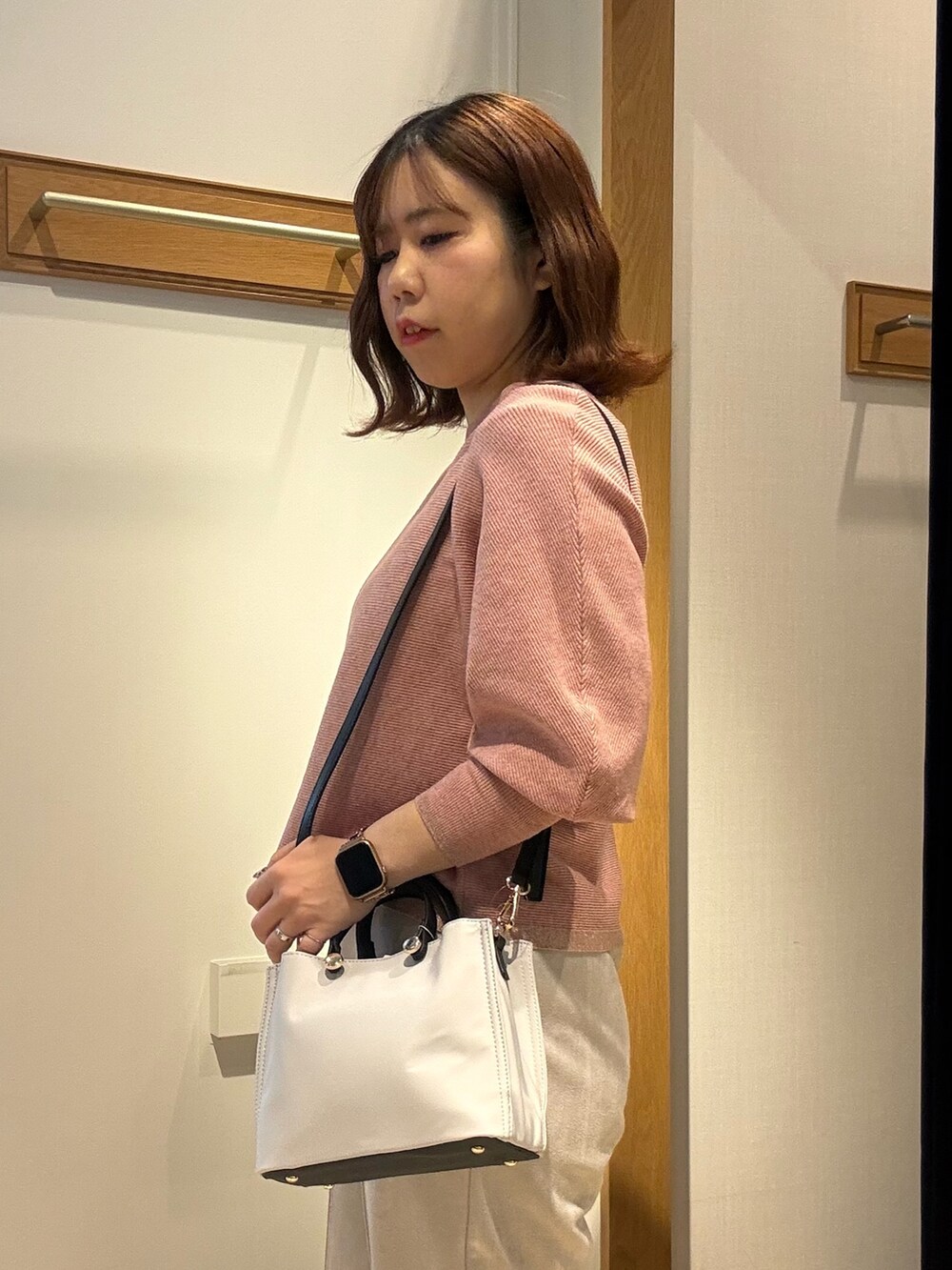 ベージュ系のその他パンツを着用したレディースの冬コーディネートの5枚目の写真