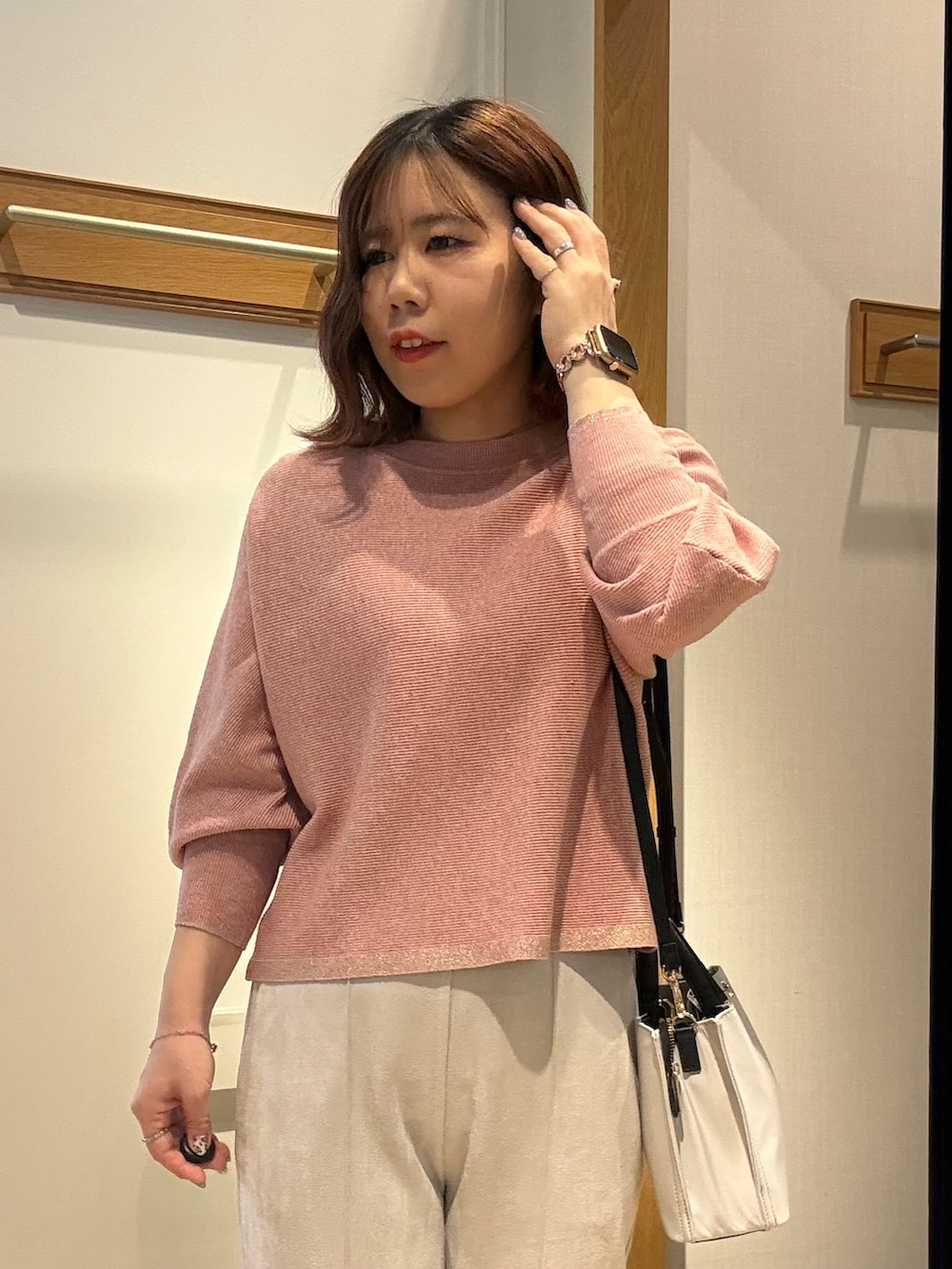 ベージュ系のその他パンツを着用したレディースの冬コーディネートの4枚目の写真