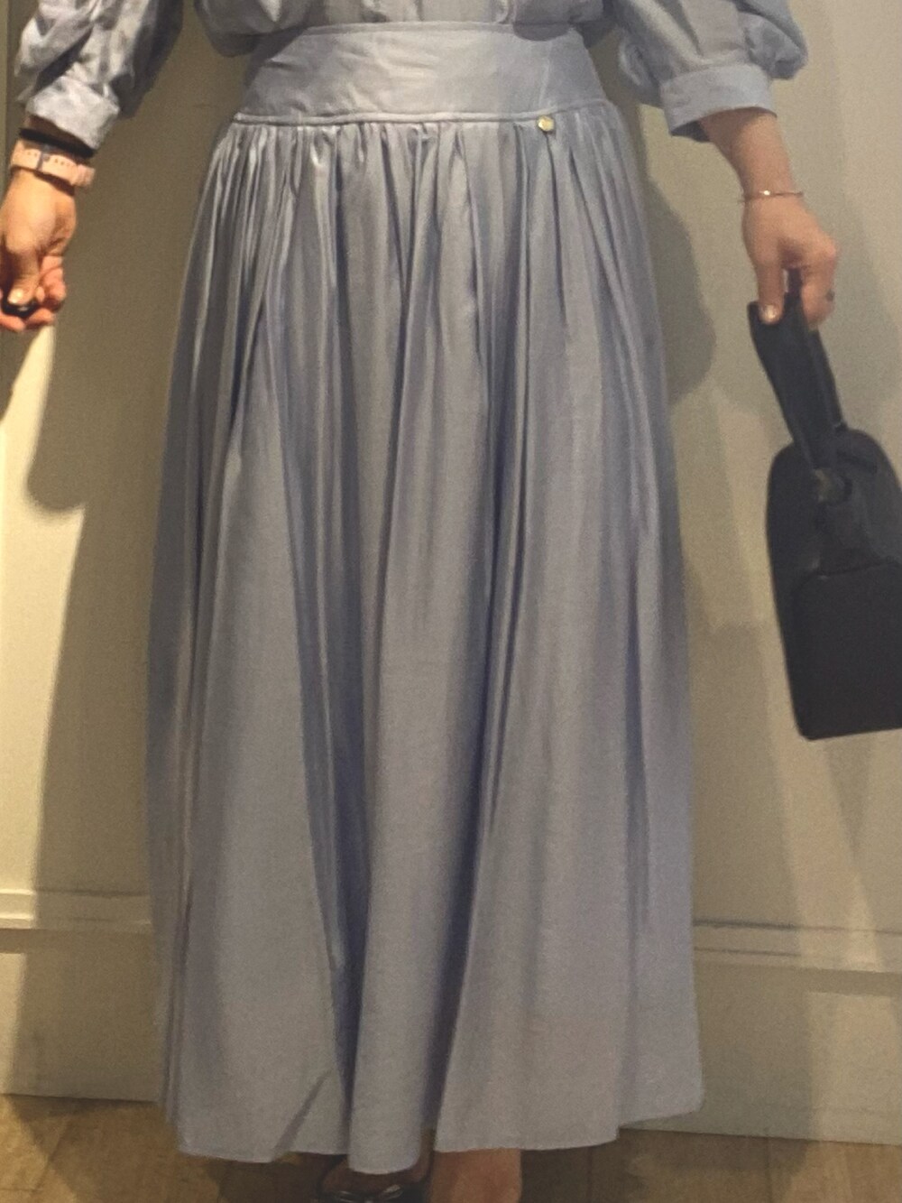 ブルー系のシャツ/ブラウス、ブルー系のテーラードジャケット、ブルー系のスカートを着用したレディースの春コーディネートの7枚目の写真