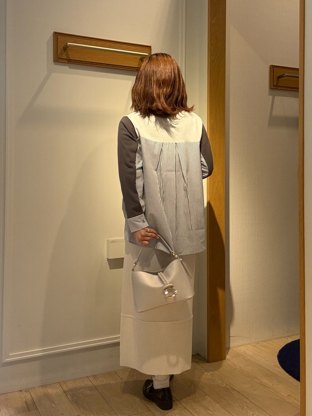 ホワイト系のニット/セーター、ホワイト系のスカートを着用したレディースの冬コーディネートの3枚目の写真