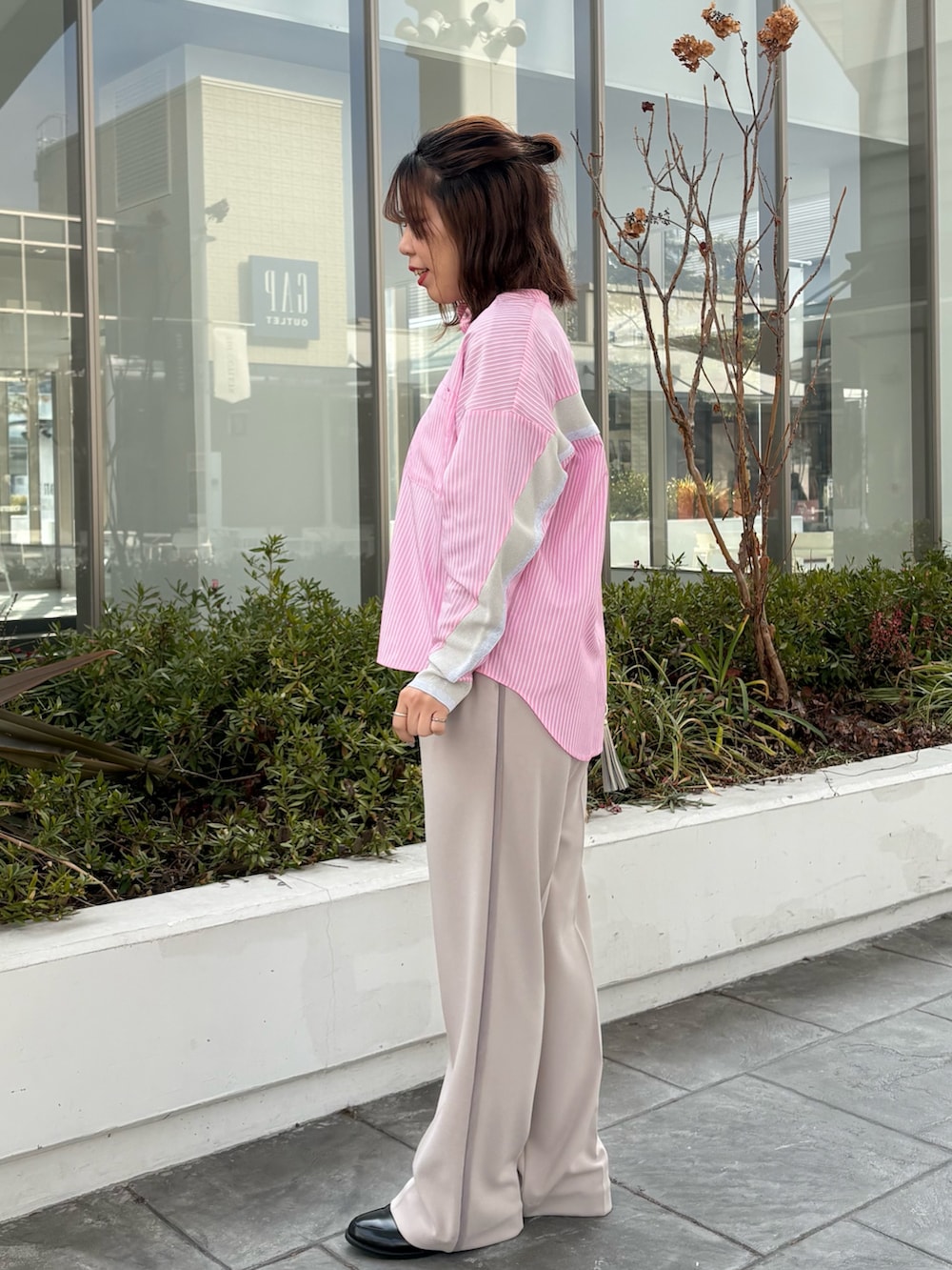 ピンク系のシャツ/ブラウス、ベージュ系のその他パンツを着用したレディースの冬コーディネートの2枚目の写真