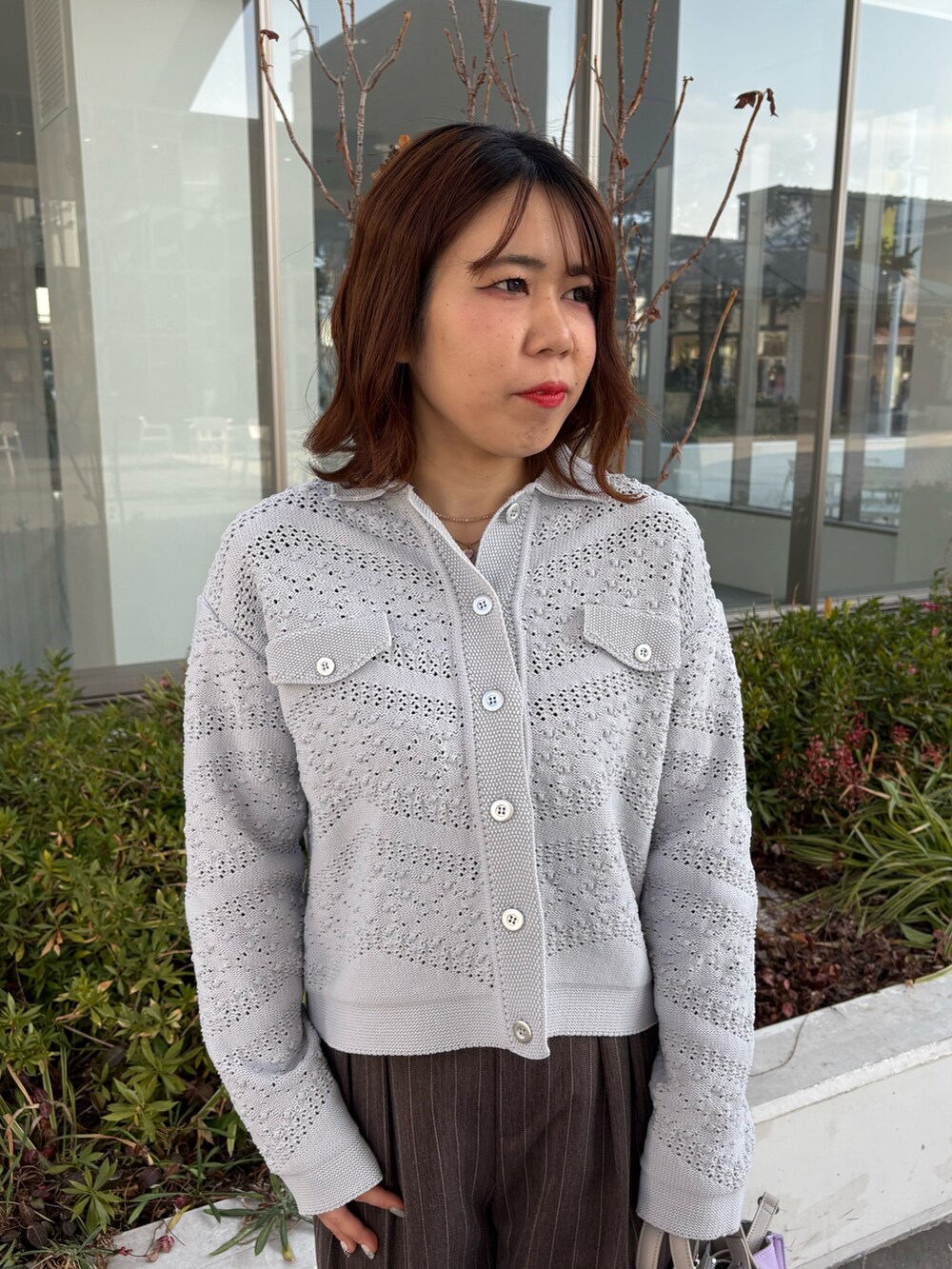 グレー系のカーディガン/ボレロ、ブラウン系のその他パンツを着用したレディースの冬コーディネートの4枚目の写真