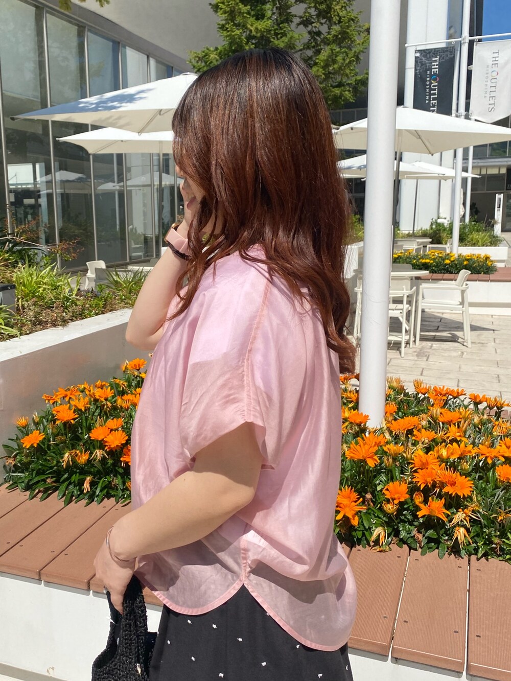 ピンク系のシャツ/ブラウス、ホワイト系のTシャツ/カットソー、ブラック系のスカートを着用したレディースの夏コーディネートの5枚目の写真