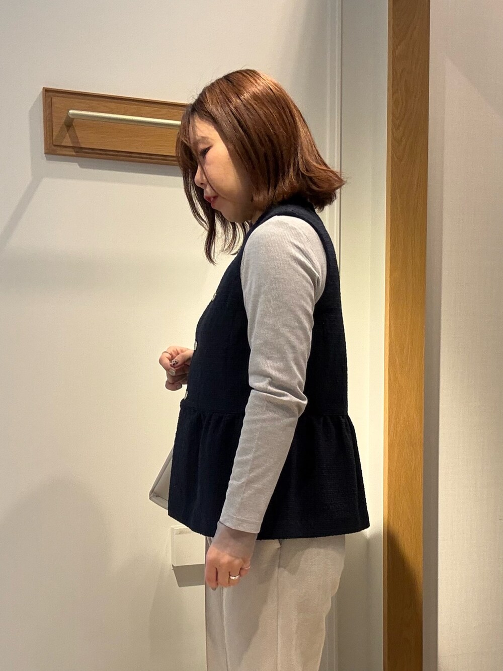 ブルー系のブルゾン、グレー系のTシャツ/カットソー、ベージュ系のその他パンツを着用したレディースの冬コーディネートの5枚目の写真