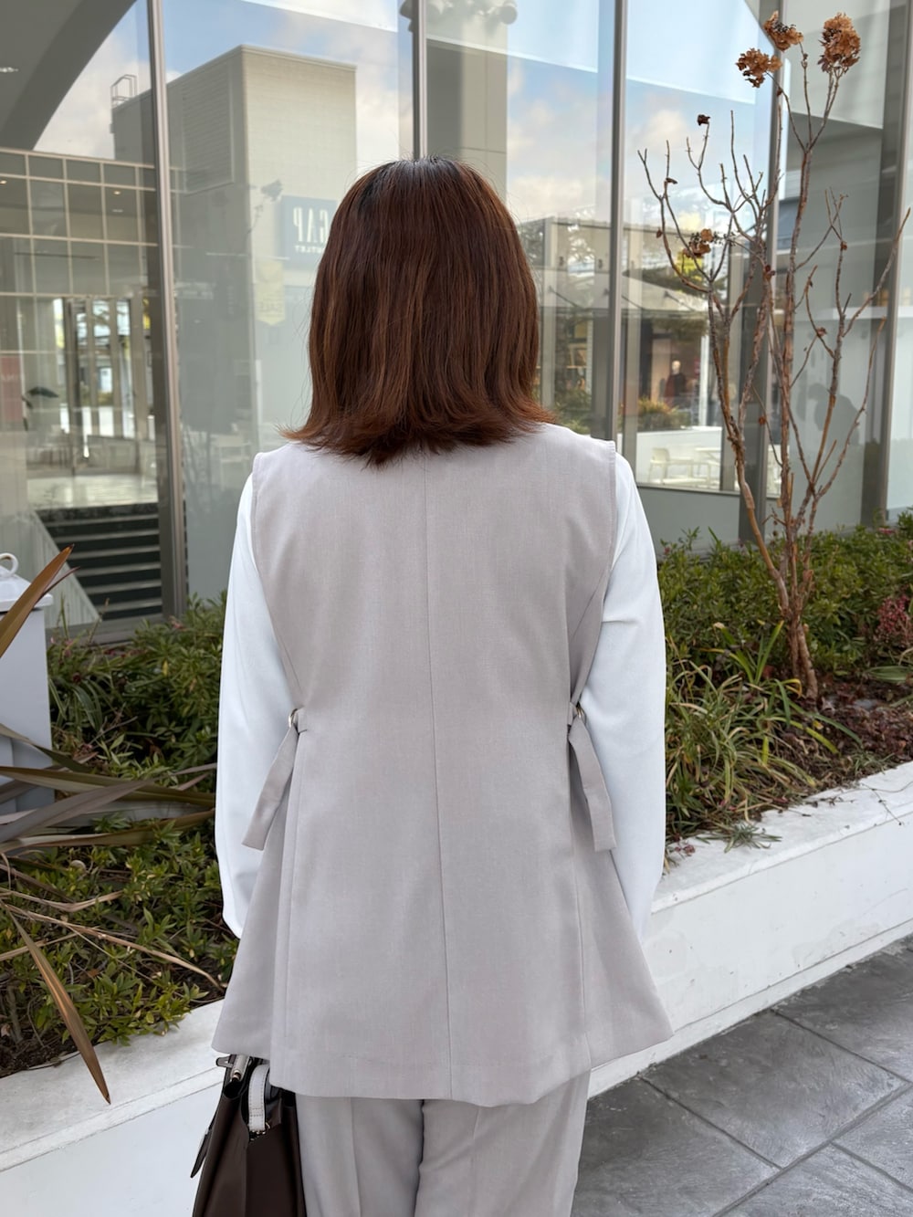 ホワイト系のシャツ/ブラウス、ベージュ系のダウンジャケット/コート、ベージュ系のその他パンツを着用したレディースの冬コーディネートの6枚目の写真