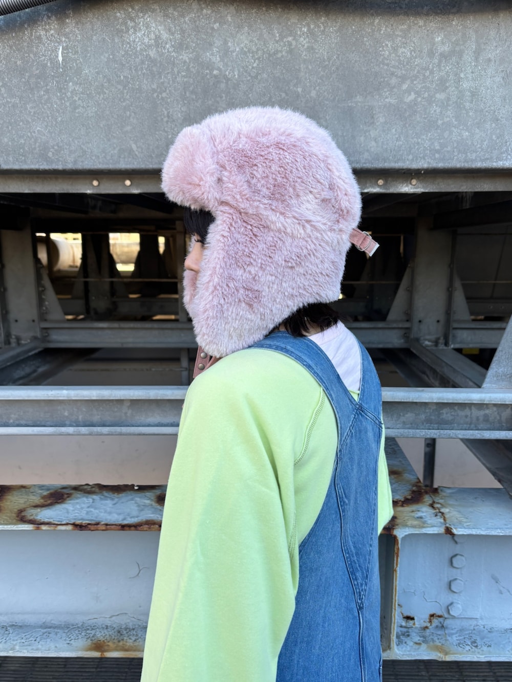 イエロー系のTシャツ/カットソー、ピンク系のTシャツ/カットソー、ブルー系のスニーカーを着用したレディースの秋コーディネートの6枚目の写真