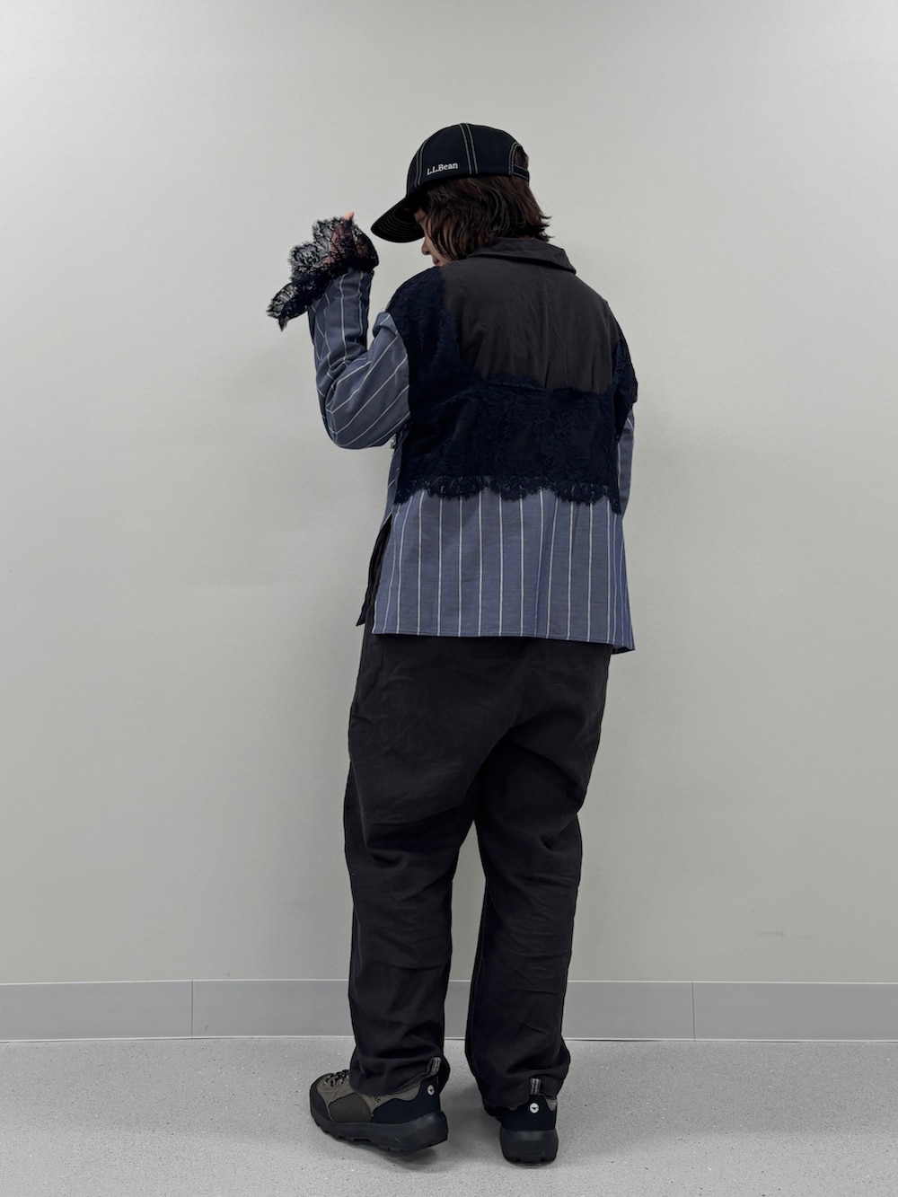 ブルー系のシャツ/ブラウス、グレー系のスニーカーを着用したレディースの春コーディネートの2枚目の写真