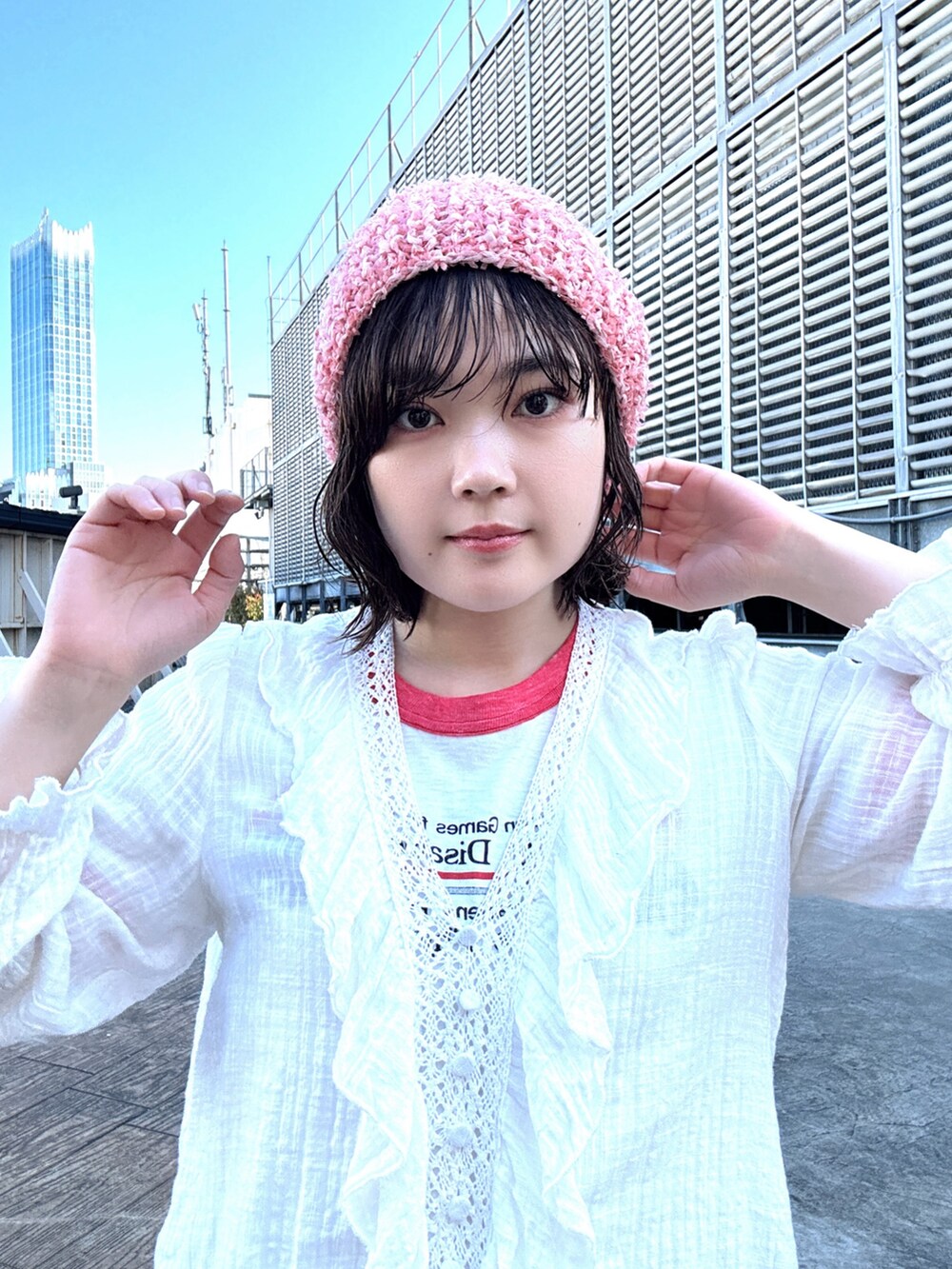 「春色、春めき満開コーデ、シンプルスタイル、ベージュ、ニット帽、OVERRIDE、スノーパンツ、キラキラ、ビーニー、ニット、レイヤードスタイル、シンプルコーデ、ブラウス、リンガーTシャツ、春」｜「OVERRIDEのOVERRIDE x pan TWINKLE CLOCHE / オーバーライド（ニットキャップ/ビーニー、ピンク系）」を使った、うるさん（レディース・157cm）の春コーディネートの3枚目の写真
