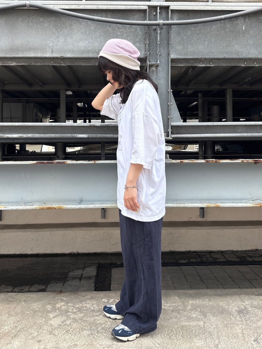 ホワイト系のニットキャップ/ビーニーを着用したレディースの夏コーディネートの2枚目の写真