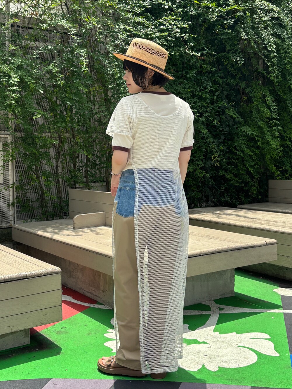 ベージュ系のハットを着用したレディースの夏コーディネートの3枚目の写真