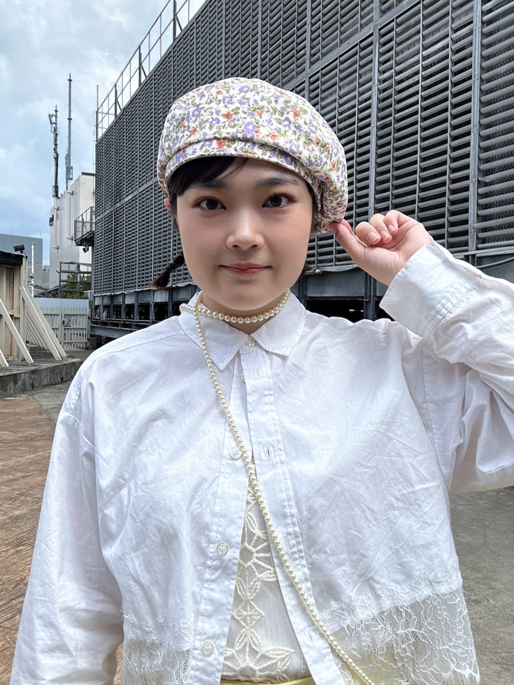 ホワイト系のハンチング/ベレー帽を着用したレディースの夏コーディネートの2枚目の写真