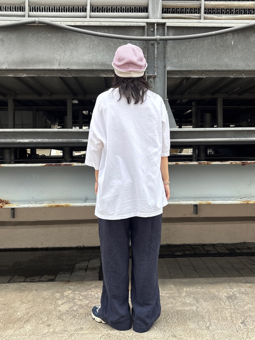 ホワイト系のニットキャップ/ビーニーを着用したレディースの夏コーディネートの3枚目の写真