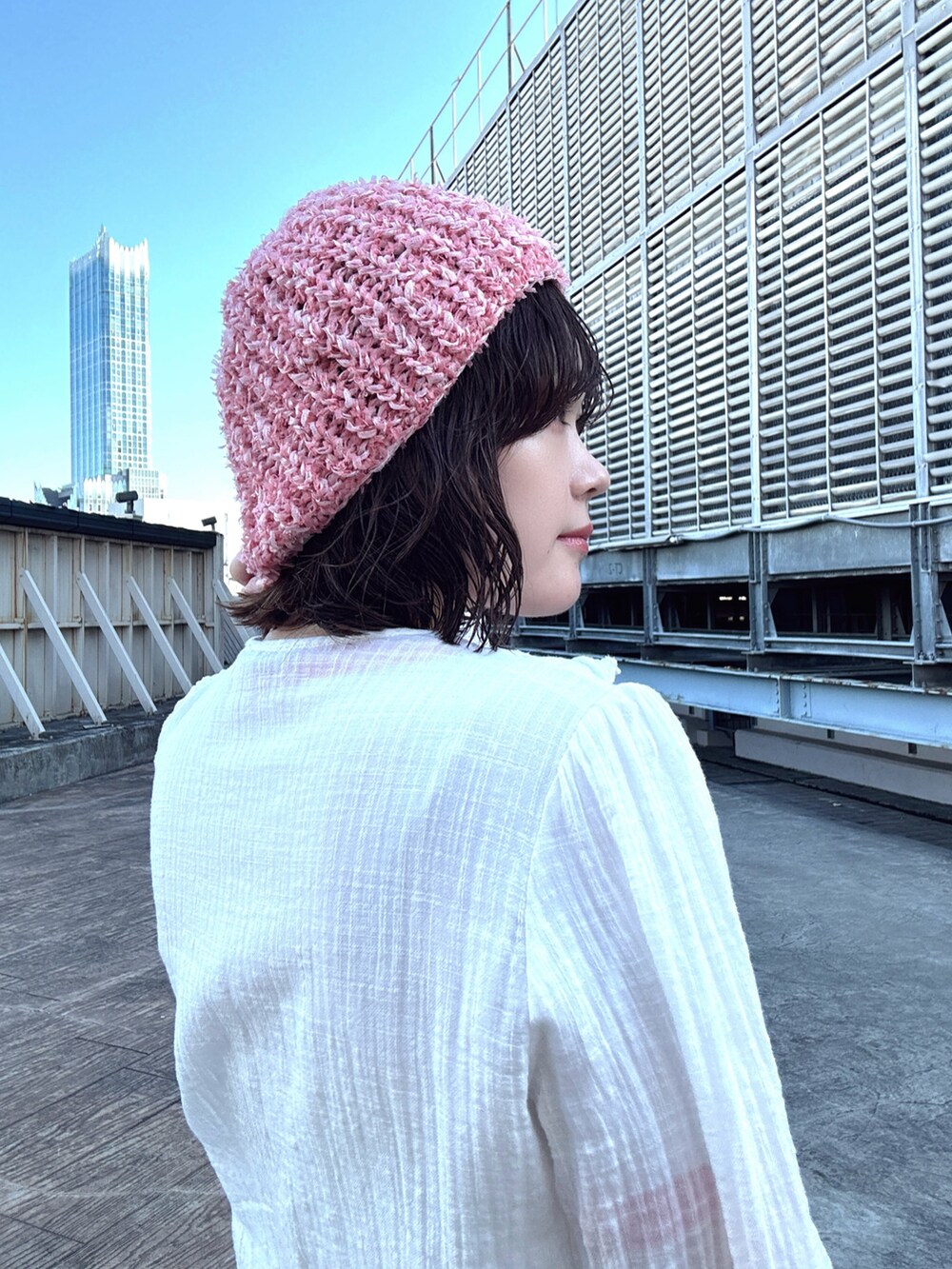 「春色、春めき満開コーデ、シンプルスタイル、ベージュ、ニット帽、OVERRIDE、スノーパンツ、キラキラ、ビーニー、ニット、レイヤードスタイル、シンプルコーデ、ブラウス、リンガーTシャツ、春」｜「OVERRIDEのOVERRIDE x pan TWINKLE CLOCHE / オーバーライド（ニットキャップ/ビーニー、ピンク系）」を使った、うるさん（レディース・157cm）の春コーディネートの4枚目の写真