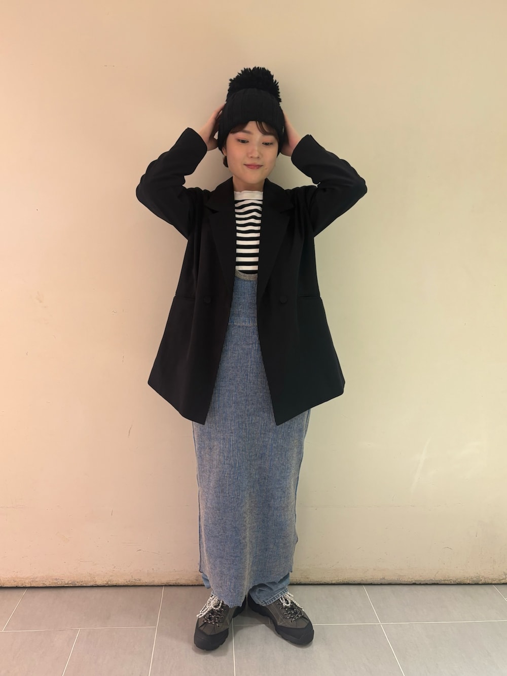 その他のTシャツ/カットソー、ブラック系のテーラードジャケット、ブルー系のワンピース/ドレスを着用したレディースの秋コーディネートの2枚目の写真