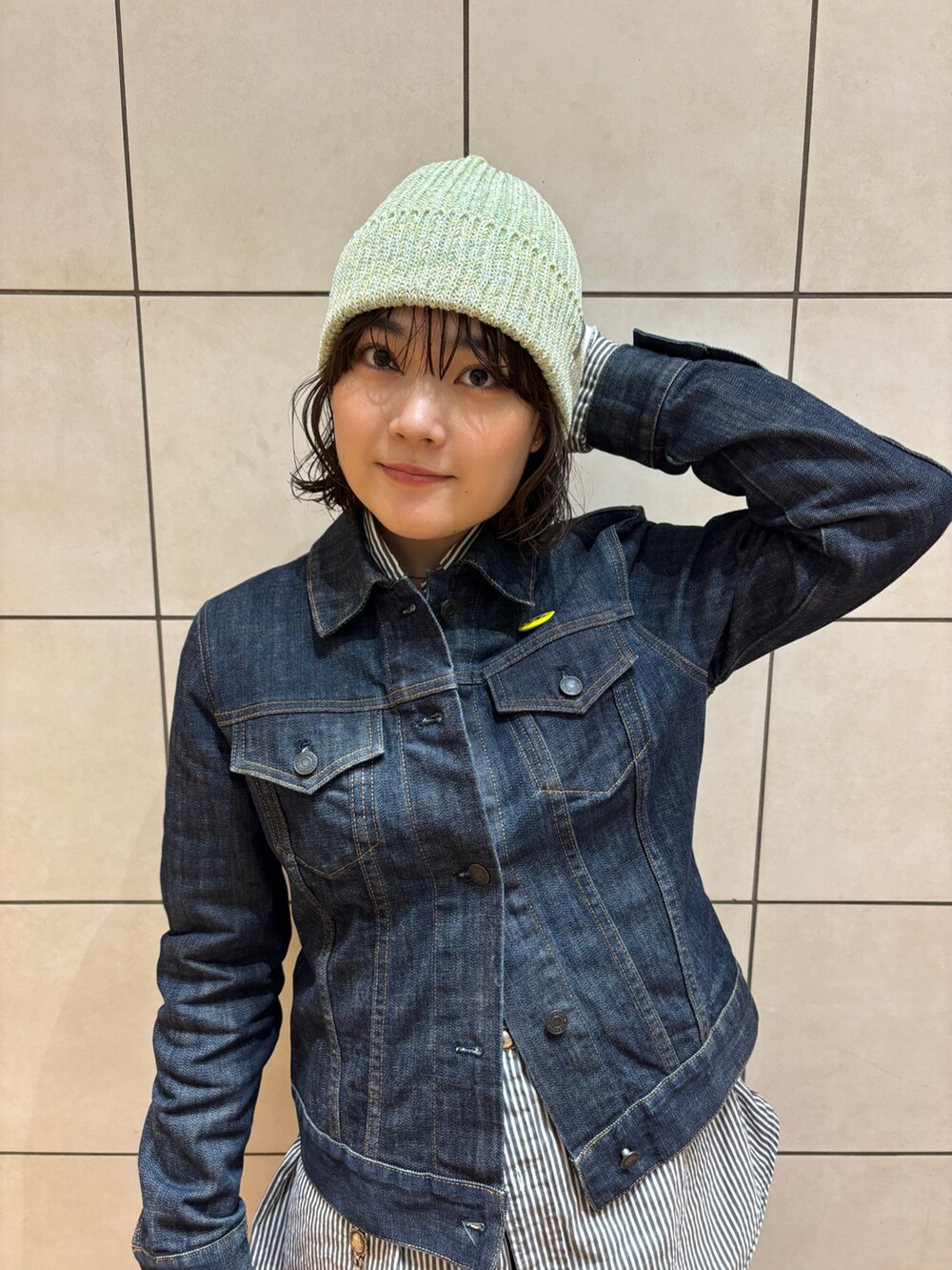 「古着MIX、レイヤード、シャツコーデ、デニムジャケット、デニム、チノパン、ワイドパンツ、ニット帽、帽子、ワッチ、春コーデ、古着、アメカジ、ボーイッシュ、メンズライク」｜「OVERRIDEのOVERRIDE  RECXJP KNITWATCH SG / オーバーライド（ニットキャップ/ビーニー、イエロー系）」を使った、うるさん（骨格ナチュラル・レディース・157cm）の春コーディネートの4枚目の写真