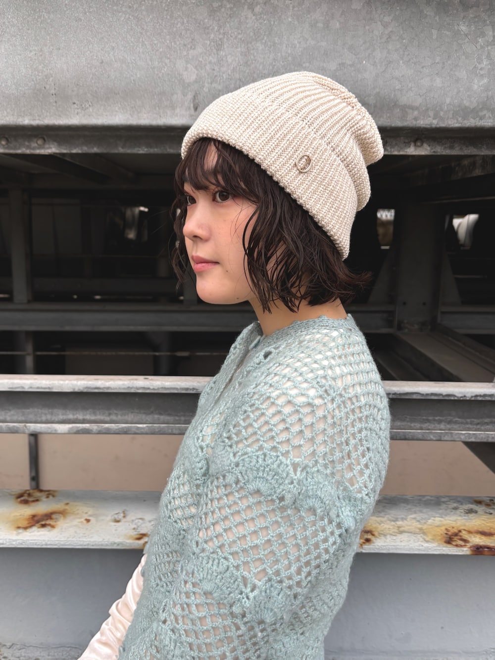 ベージュ系のニットキャップ/ビーニーを着用したレディースの春コーディネートの3枚目の写真