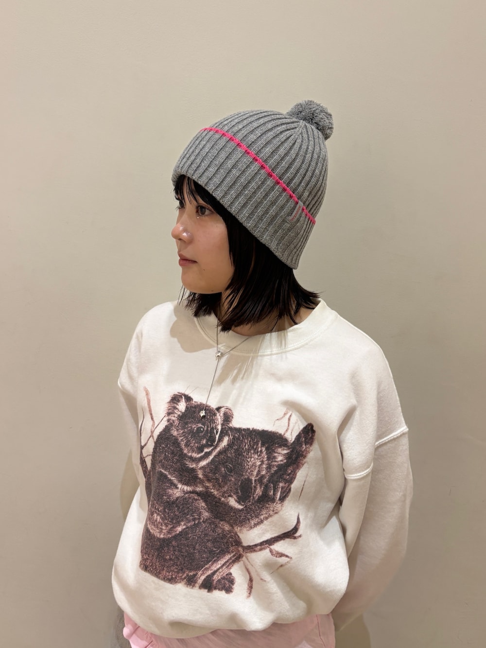 ピンク系のTシャツ/カットソー、グレー系のデニムパンツ、ピンク系のスニーカーを着用したレディースの秋コーディネートの4枚目の写真