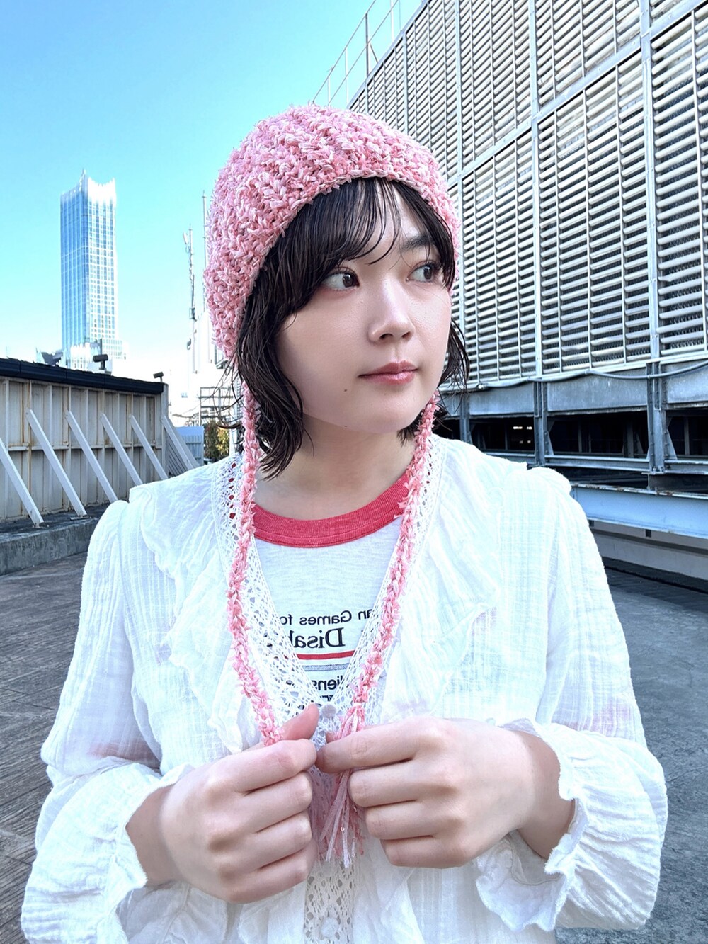「春色、春めき満開コーデ、シンプルスタイル、ベージュ、ニット帽、OVERRIDE、スノーパンツ、キラキラ、ビーニー、ニット、レイヤードスタイル、シンプルコーデ、ブラウス、リンガーTシャツ、春」｜「OVERRIDEのOVERRIDE x pan TWINKLE CLOCHE / オーバーライド（ニットキャップ/ビーニー、ピンク系）」を使った、うるさん（レディース・157cm）の春コーディネートの2枚目の写真