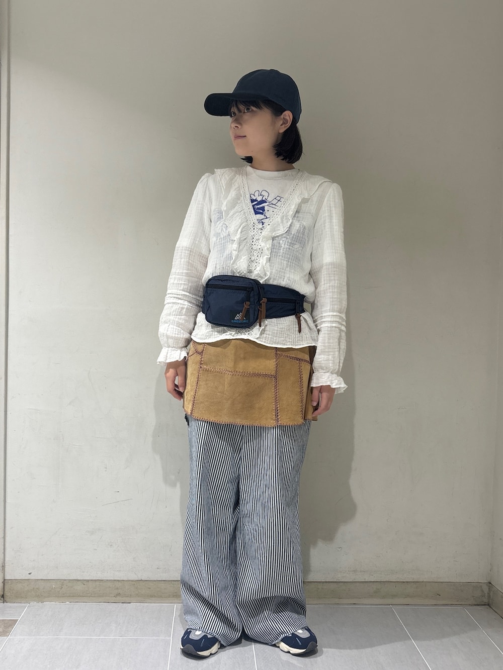 ブルー系のボディバッグ/ウエストポーチ、その他のその他パンツ、ブルー系のスニーカーを着用したレディースの夏コーディネートの2枚目の写真