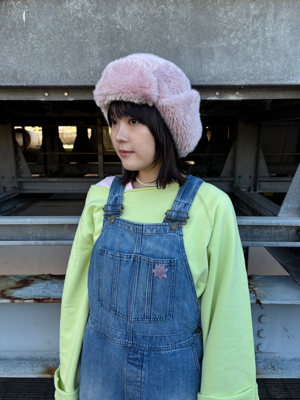 イエロー系のTシャツ/カットソー、ピンク系のTシャツ/カットソー、ブルー系のスニーカーを着用したレディースの秋コーディネートの7枚目の写真