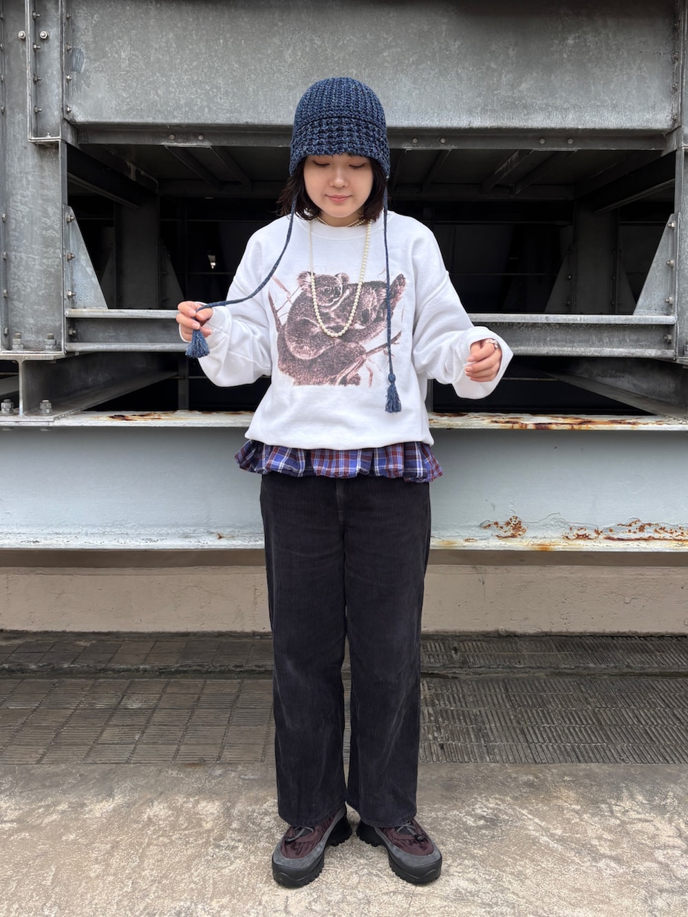 ブルー系のハットを着用したレディースの秋コーディネートの3枚目の写真