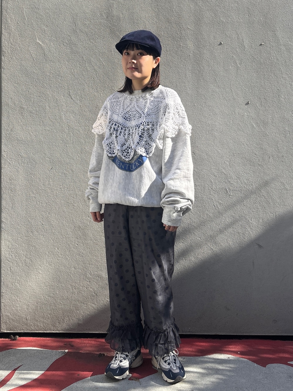 ブラック系のパンツ、ブルー系のスニーカー、ブルー系のハンチング/ベレー帽を着用したレディースの冬コーディネートの4枚目の写真