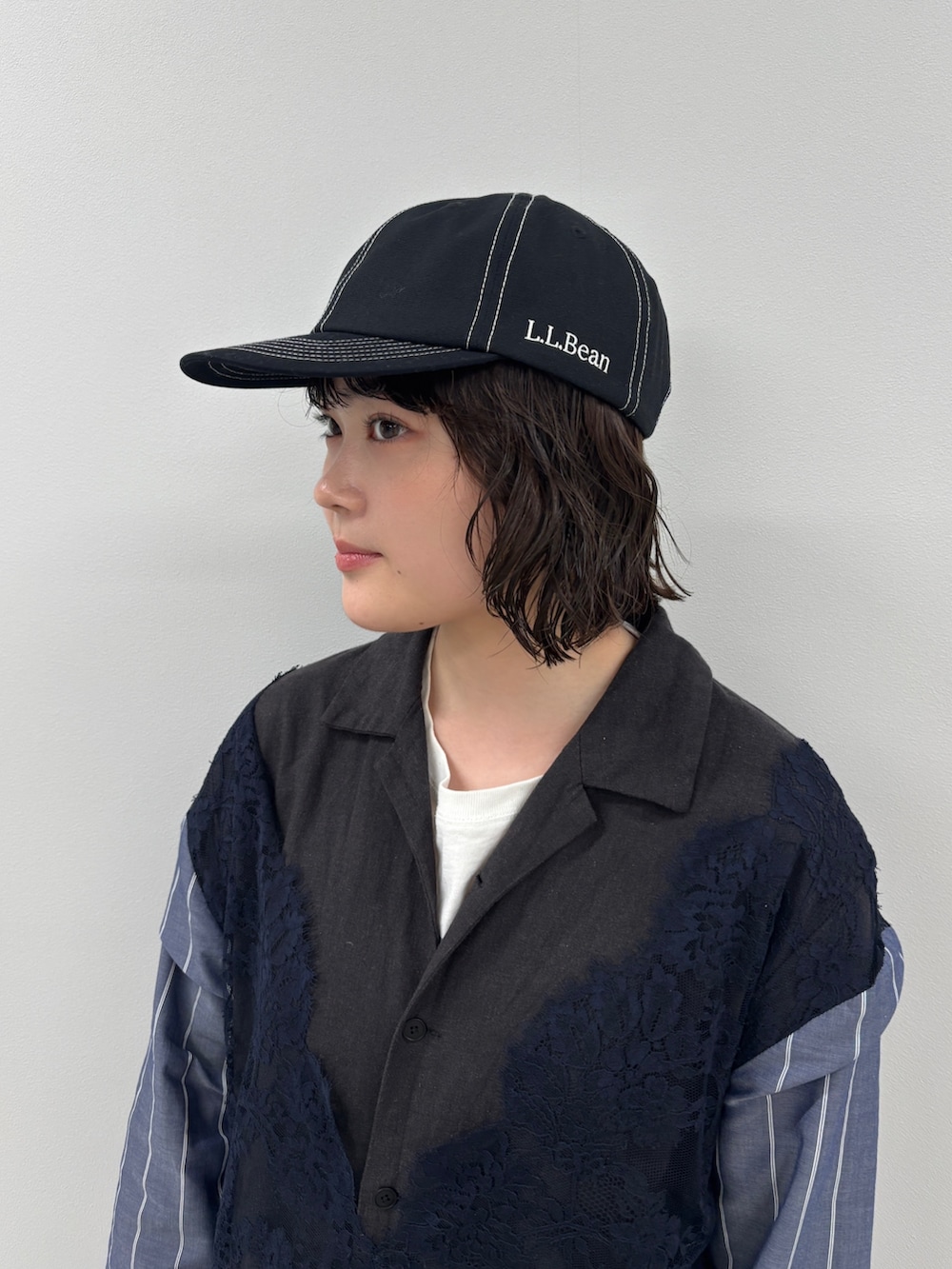 ブルー系のシャツ/ブラウス、グレー系のスニーカーを着用したレディースの春コーディネートの5枚目の写真