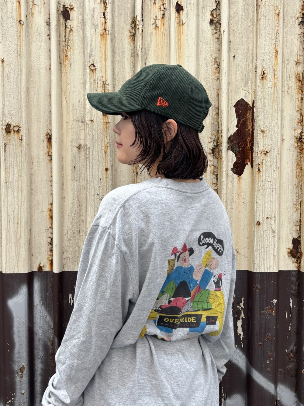 レッド系のボディバッグ/ウエストポーチ、その他のその他パンツ、ブルー系のスニーカーを着用したレディースの秋コーディネートの4枚目の写真