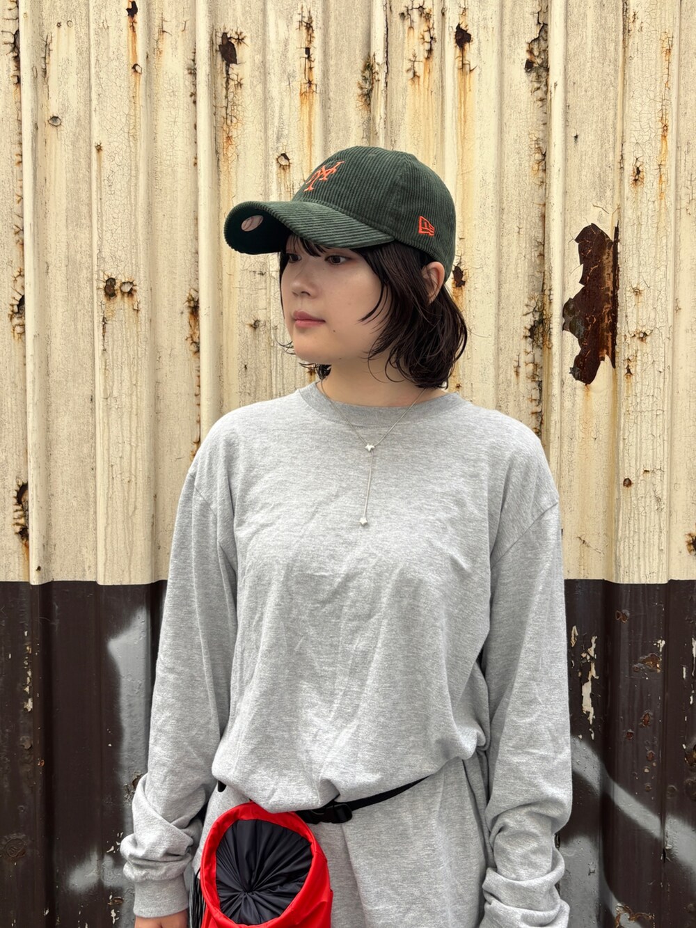 レッド系のボディバッグ/ウエストポーチ、その他のその他パンツ、ブルー系のスニーカーを着用したレディースの秋コーディネートの3枚目の写真