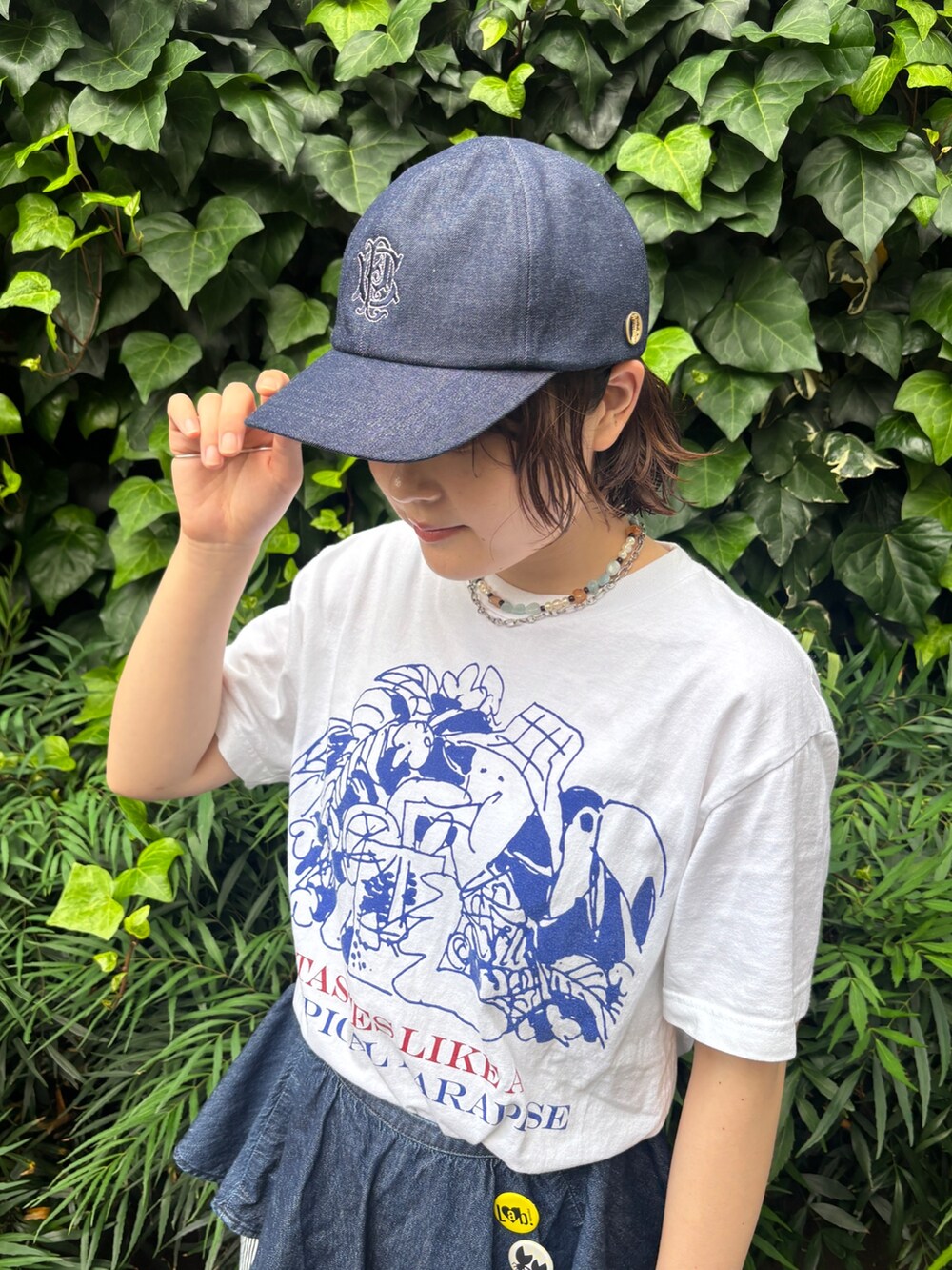 その他のその他パンツ、ブルー系のキャップを着用したレディースの夏コーディネートの2枚目の写真