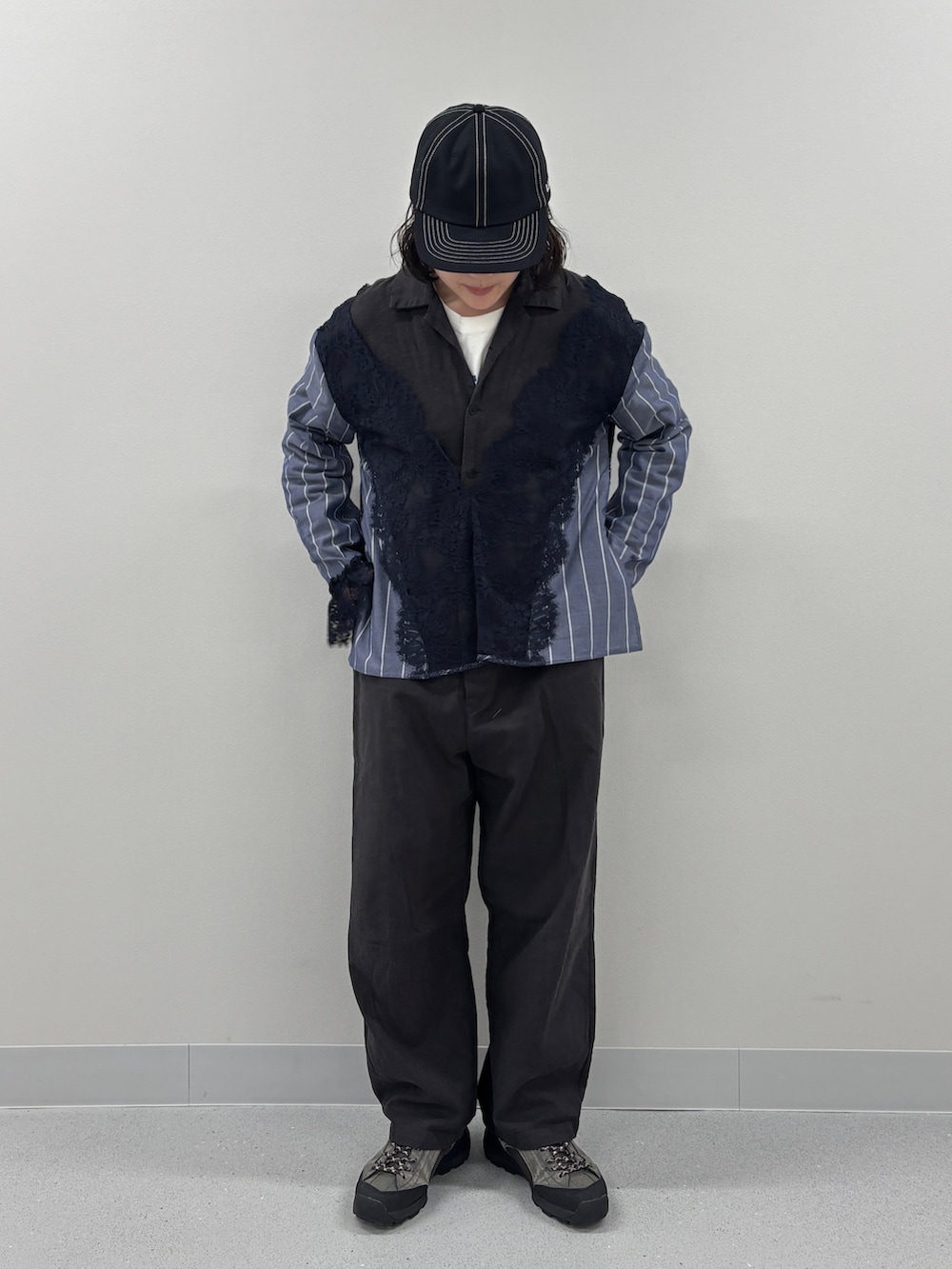 ブルー系のシャツ/ブラウス、グレー系のスニーカーを着用したレディースの春コーディネートの3枚目の写真