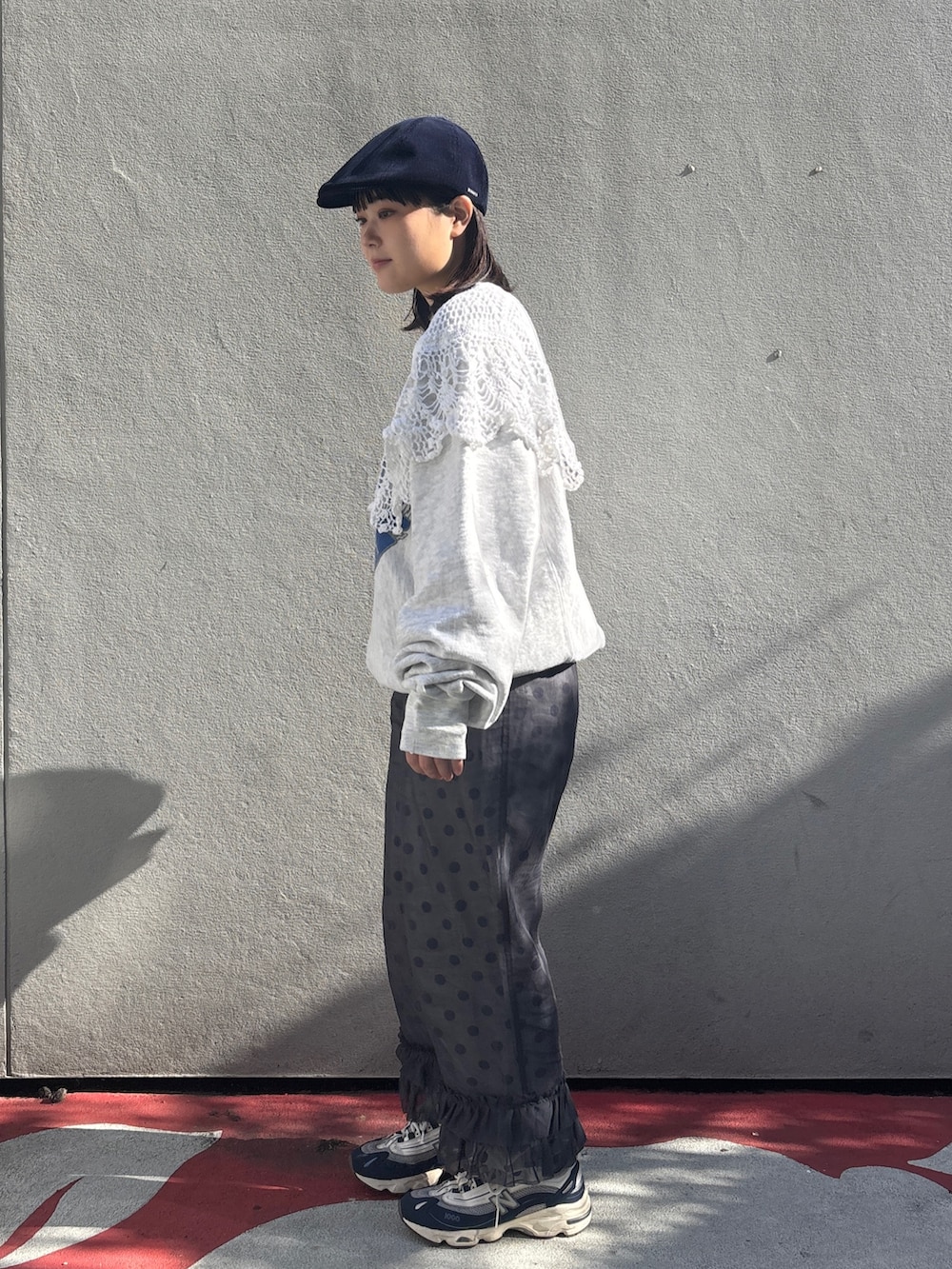 ブラック系のパンツ、ブルー系のスニーカー、ブルー系のハンチング/ベレー帽を着用したレディースの冬コーディネートの2枚目の写真