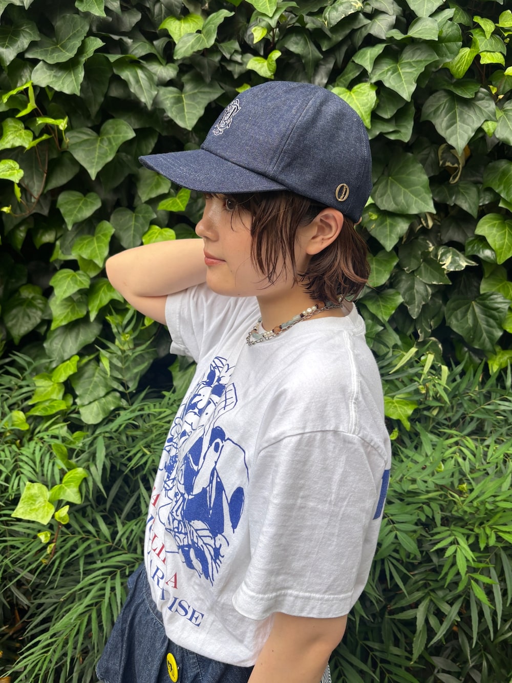 その他のその他パンツ、ブルー系のキャップを着用したレディースの夏コーディネートの3枚目の写真