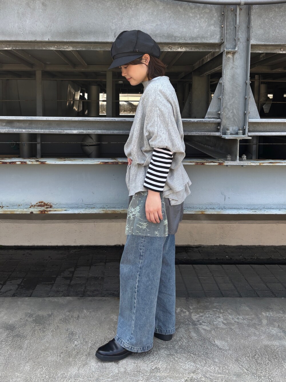 グレー系のその他パンツ、ブラック系のスニーカー、グレー系のキャスケットを着用したレディースの春コーディネートの2枚目の写真