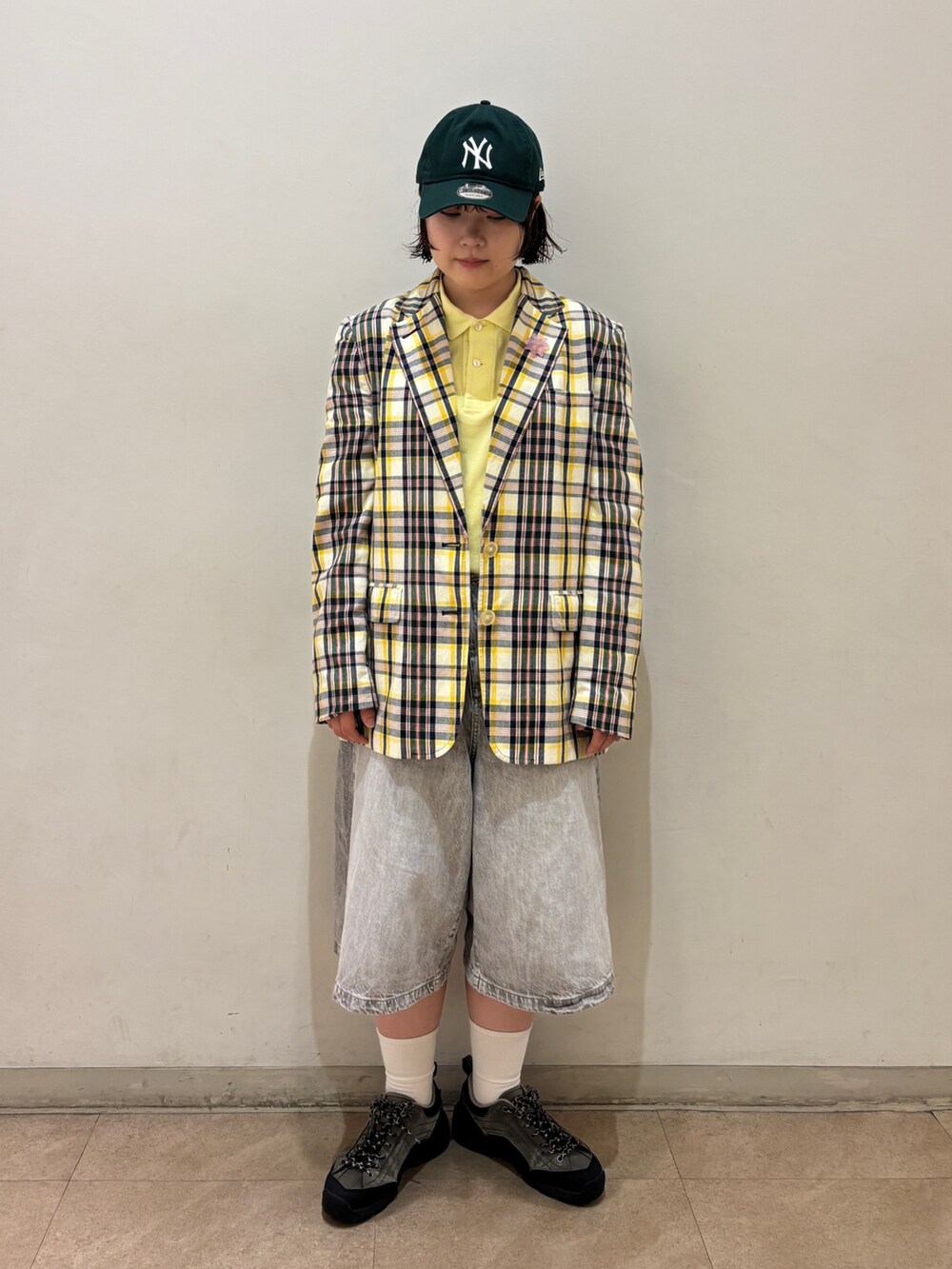 グレー系のデニムパンツ、グリーン系のキャップを着用したレディースの夏コーディネートの3枚目の写真