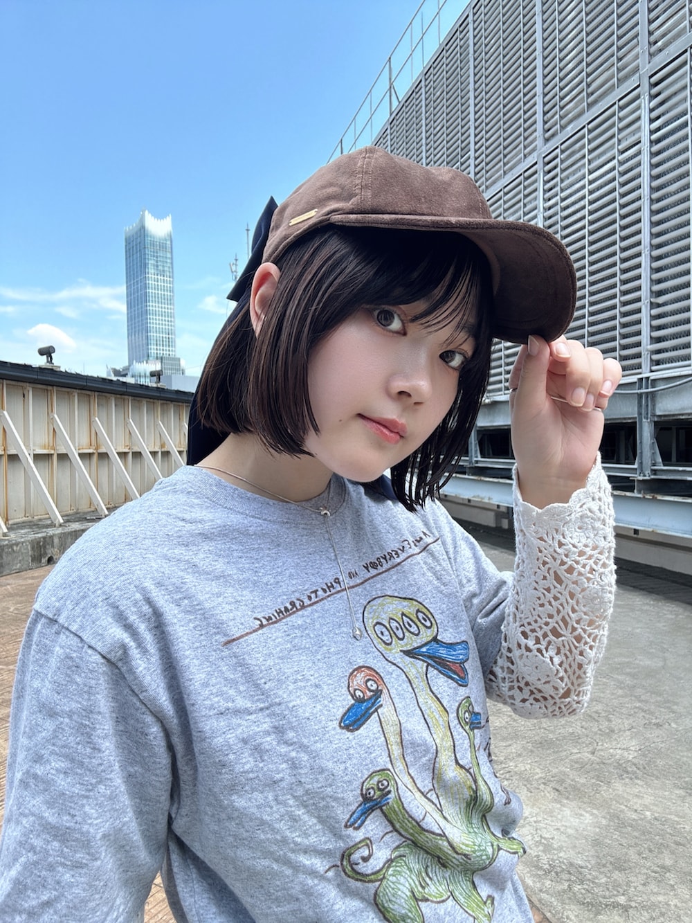 レッド系のスニーカー、ブラウン系のキャップを着用したレディースの夏コーディネートの3枚目の写真