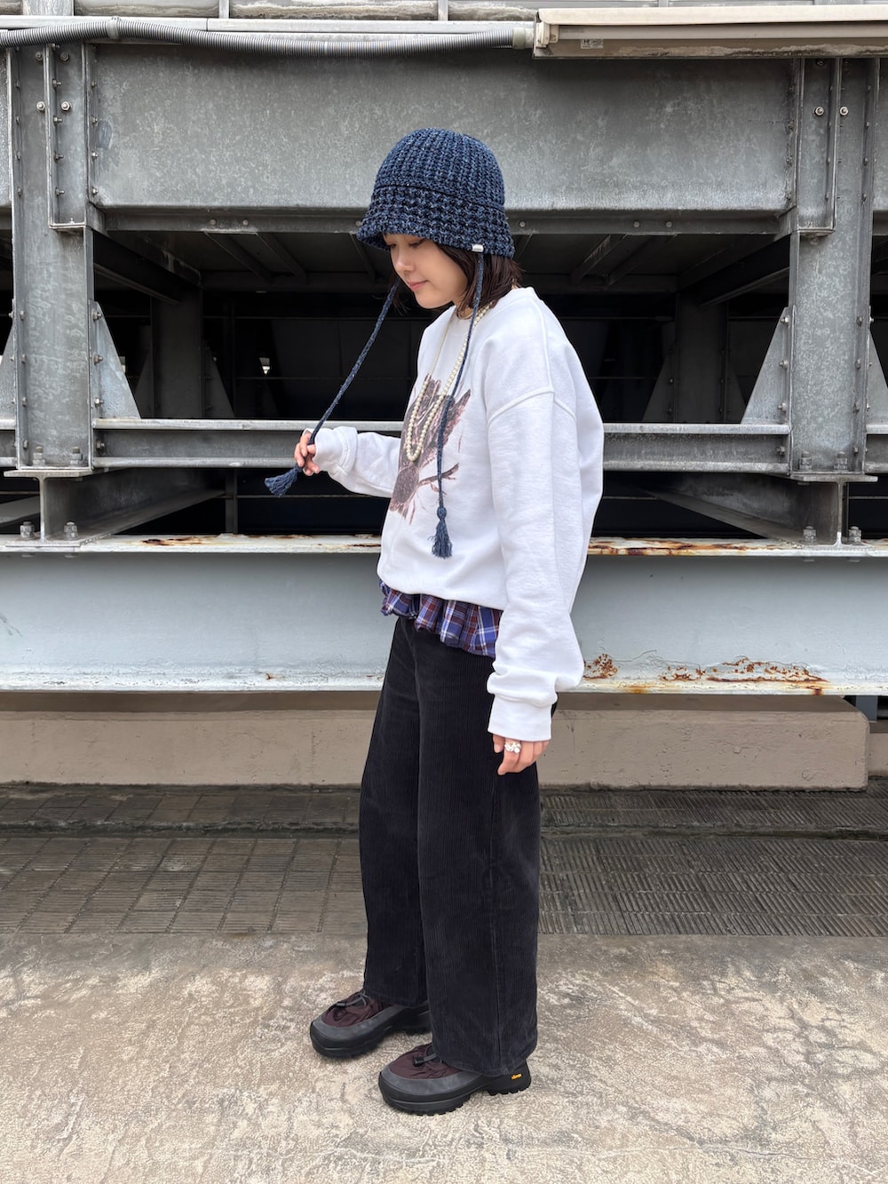 ブルー系のハットを着用したレディースの秋コーディネートの4枚目の写真