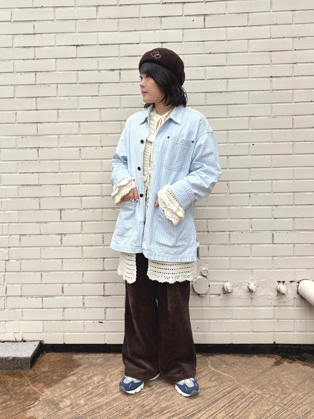 ブラウン系のハンチング/ベレー帽を着用したレディースの秋コーディネートの2枚目の写真