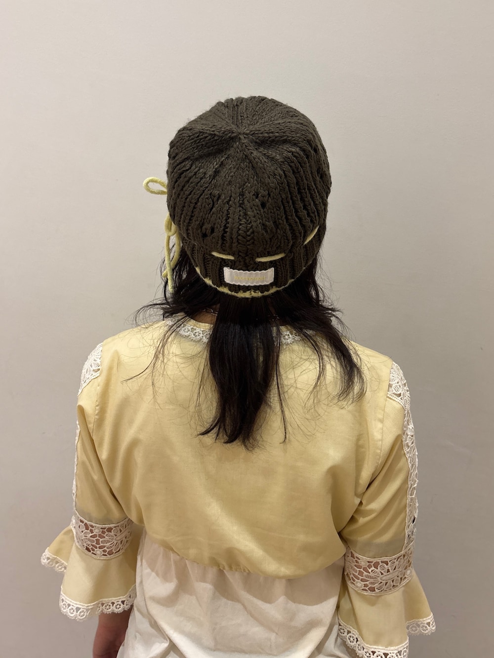 グレー系のカーゴパンツ、ブラック系のスニーカー、グリーン系のニットキャップ/ビーニーを着用したレディースの夏コーディネートの4枚目の写真