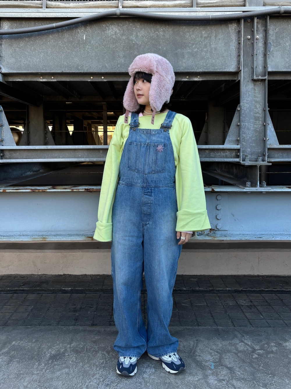 イエロー系のTシャツ/カットソー、ピンク系のTシャツ/カットソー、ブルー系のスニーカーを着用したレディースの秋コーディネートの4枚目の写真