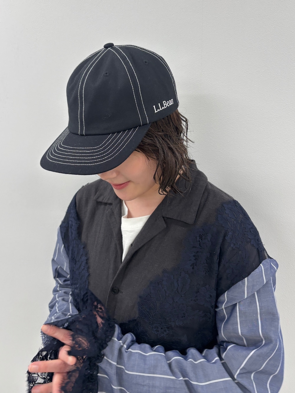 ブルー系のシャツ/ブラウス、グレー系のスニーカーを着用したレディースの春コーディネートの4枚目の写真