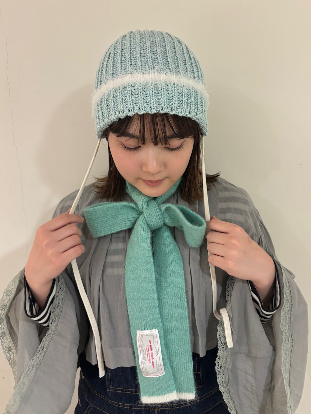 グレー系のシャツ/ブラウス、ブルー系のサロペット/オーバーオール、グレー系のスニーカーを着用したレディースの冬コーディネートの3枚目の写真