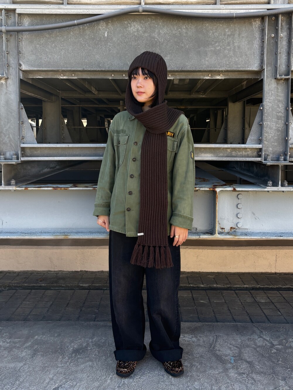 ブラック系のデニムパンツ、その他のモカシン/デッキシューズ、ブラウン系のニットキャップ/ビーニーを着用したレディースの秋コーディネートの2枚目の写真