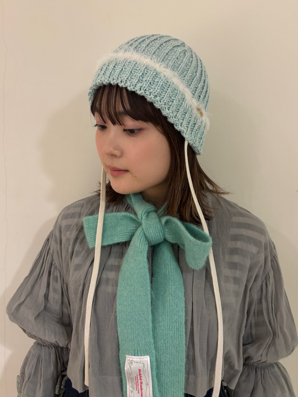 グレー系のシャツ/ブラウス、ブルー系のサロペット/オーバーオール、グレー系のスニーカーを着用したレディースの冬コーディネートの2枚目の写真