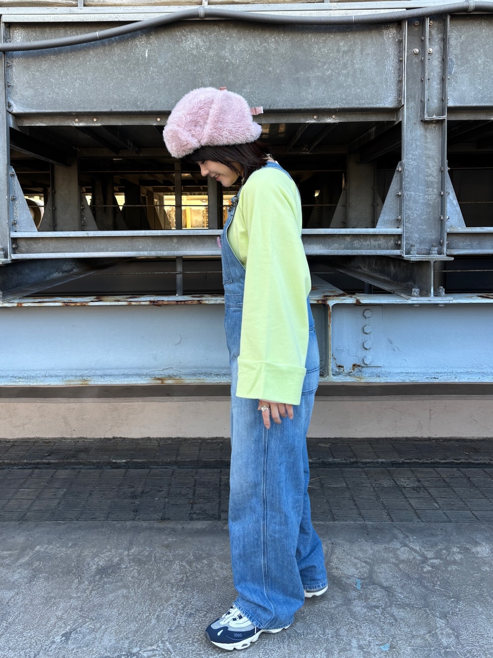 イエロー系のTシャツ/カットソー、ピンク系のTシャツ/カットソー、ブルー系のスニーカーを着用したレディースの秋コーディネートの2枚目の写真