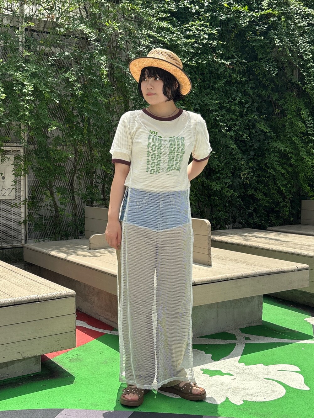 ベージュ系のハットを着用したレディースの夏コーディネートの2枚目の写真